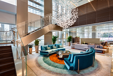 酒店(diàn)的(de)全日(rì)餐廳以及格調優雅的(de)大(dà)堂